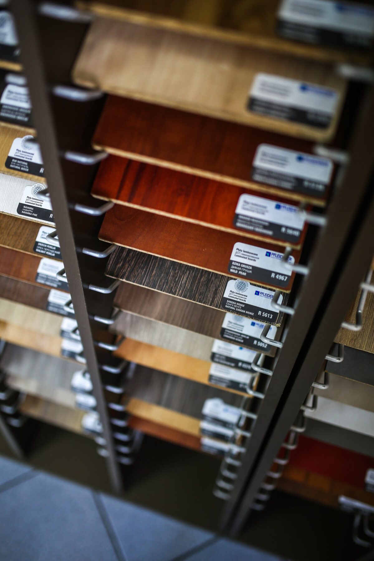 Présentoir d'échantillons de carrelage imitation bois en showroom