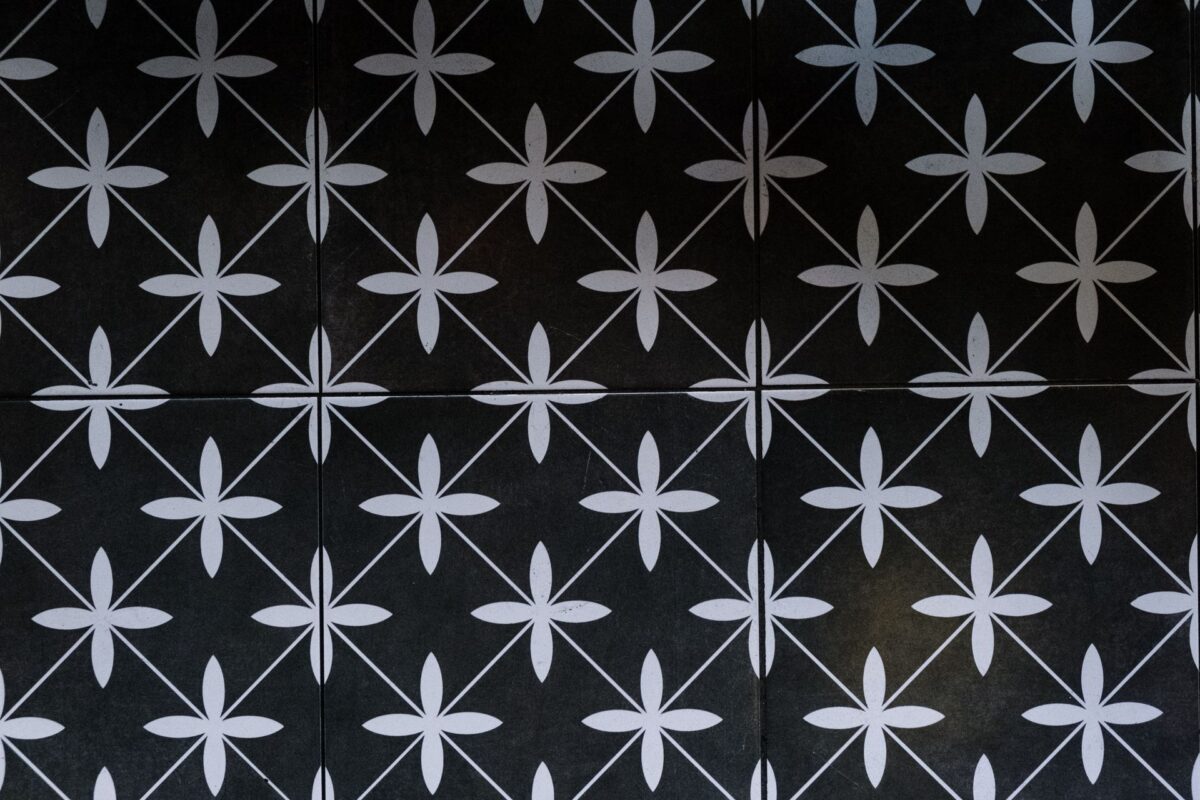 Sol carrelé noir à motif d'étoiles blanches à huit branches