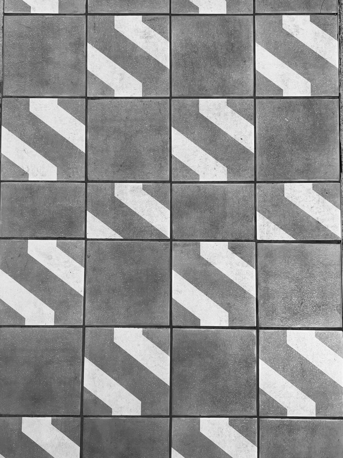Sol en carreaux de ciment gris à motif de bandes diagonales