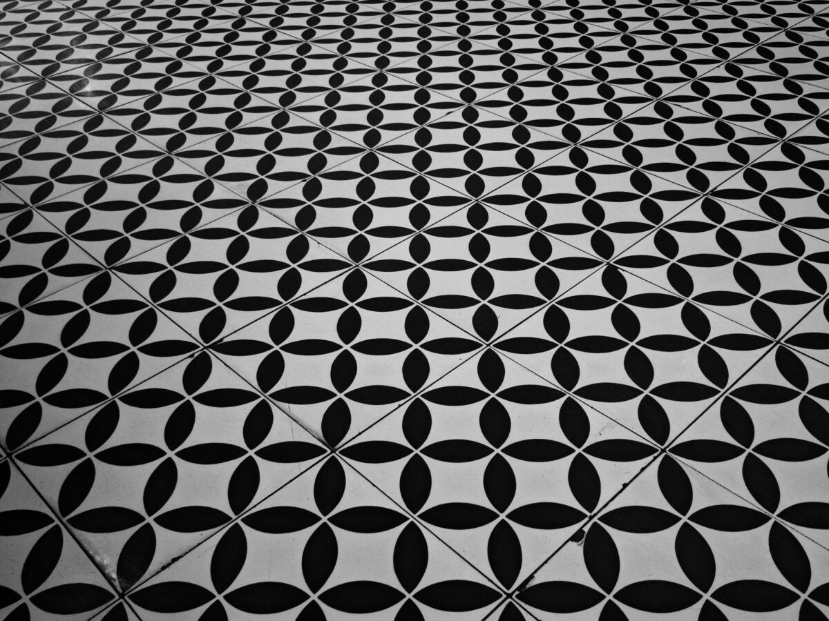 Sol en carreaux de ciment noir et blanc à motif circulaire vu en perspective