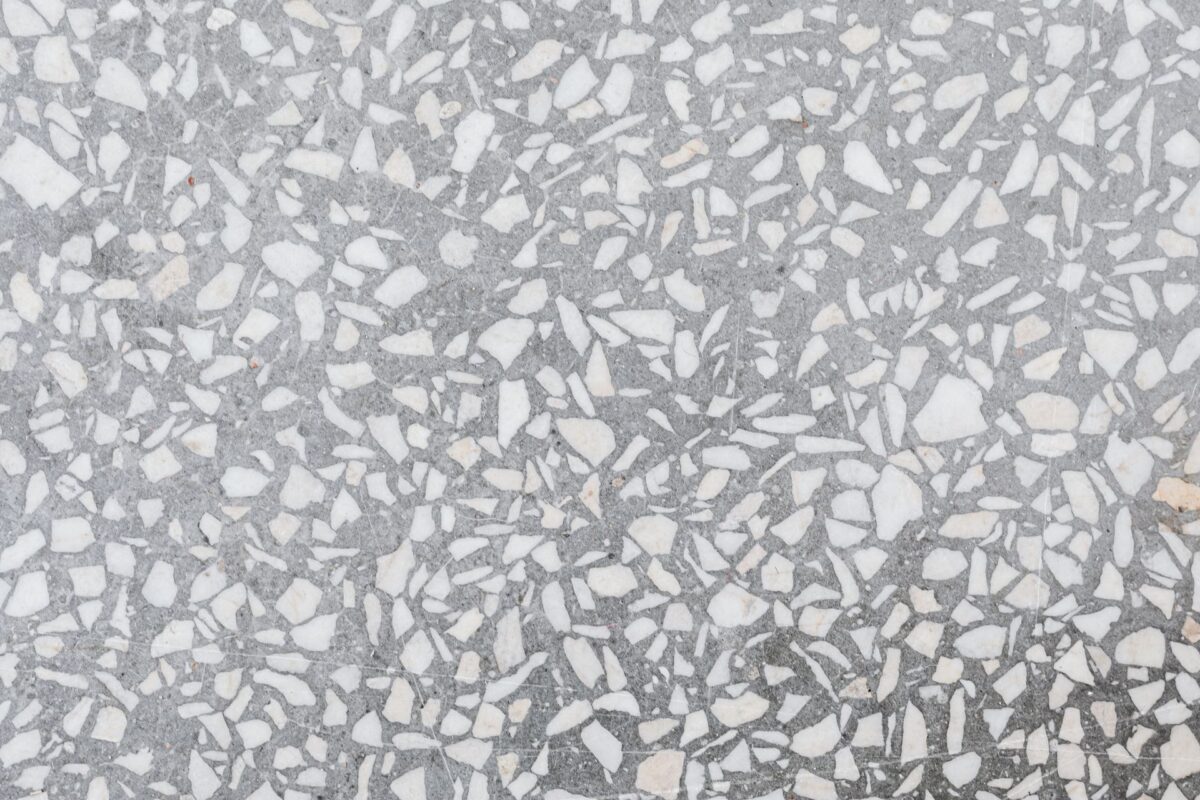 Sol en terrazzo gris et blanc aux éclats de marbre polis vu de près