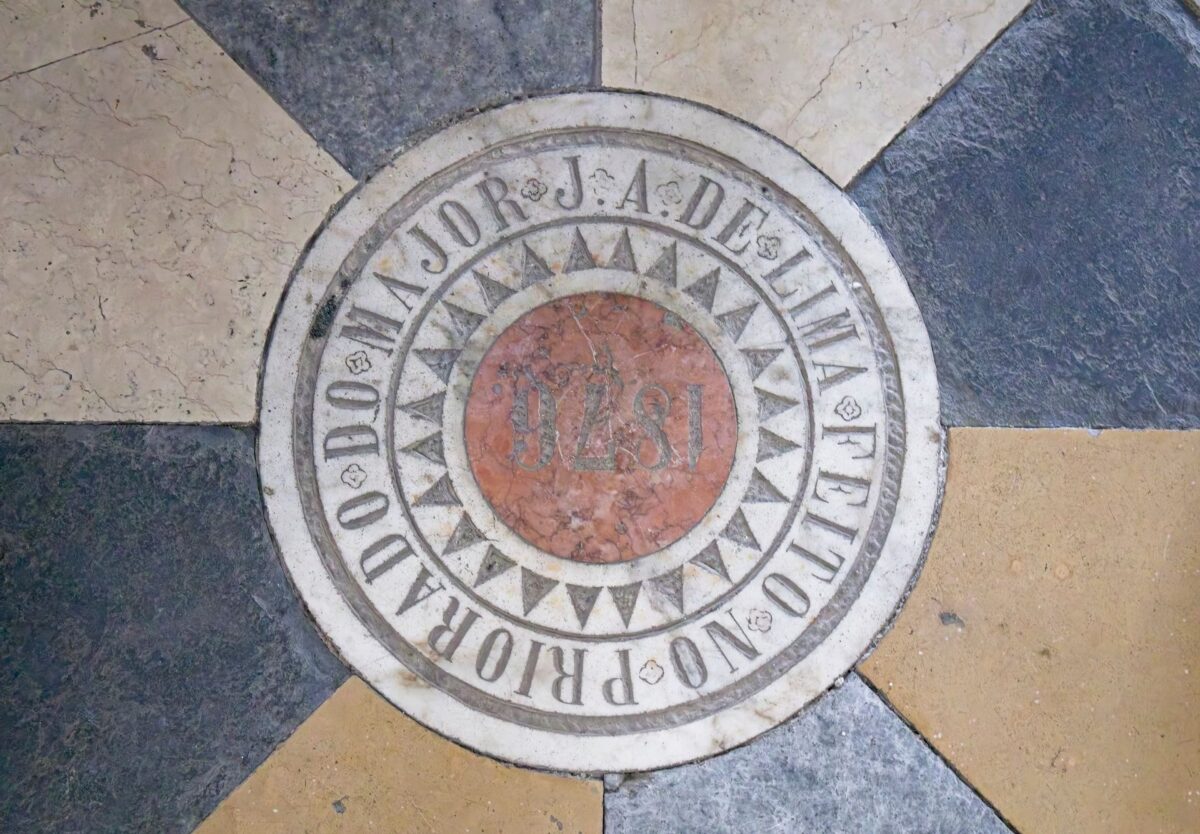 Sol en pierre ancien orné d'un médaillon circulaire entouré de croix de marbres colorés