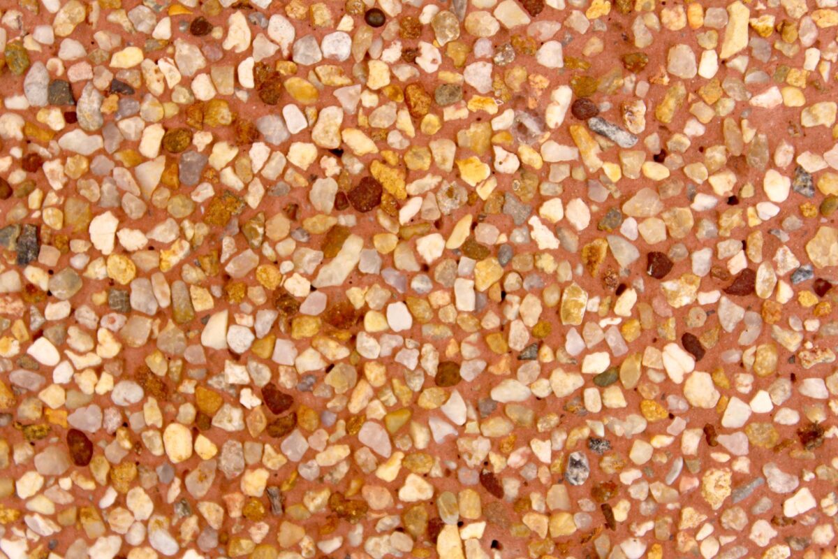 Surface en terrazzo à agrégats orange et rouge vus de près