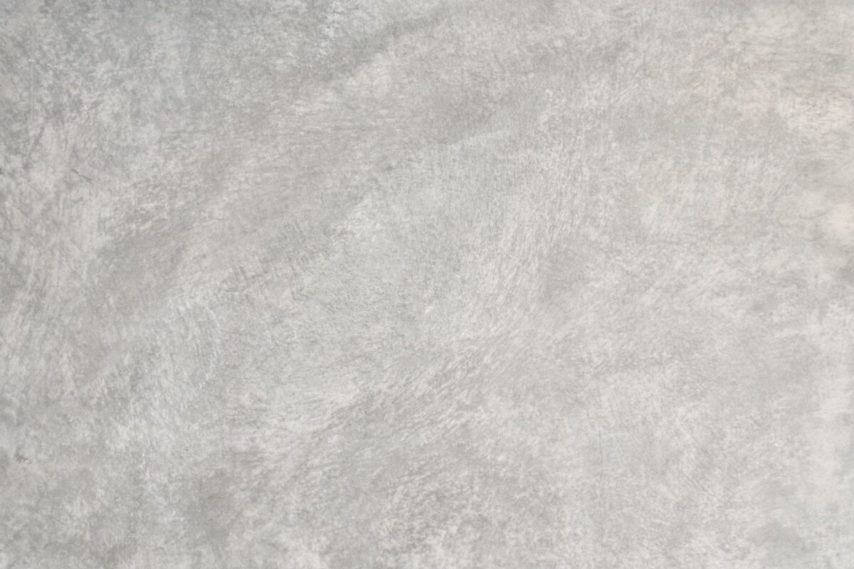Surface grise mate aux nuances irrégulières évoquant le béton ciré