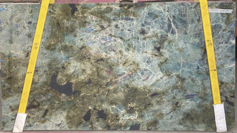 Tranche de labradorite Jade de Madagascar, bloc 015, sanglée sur chevalet