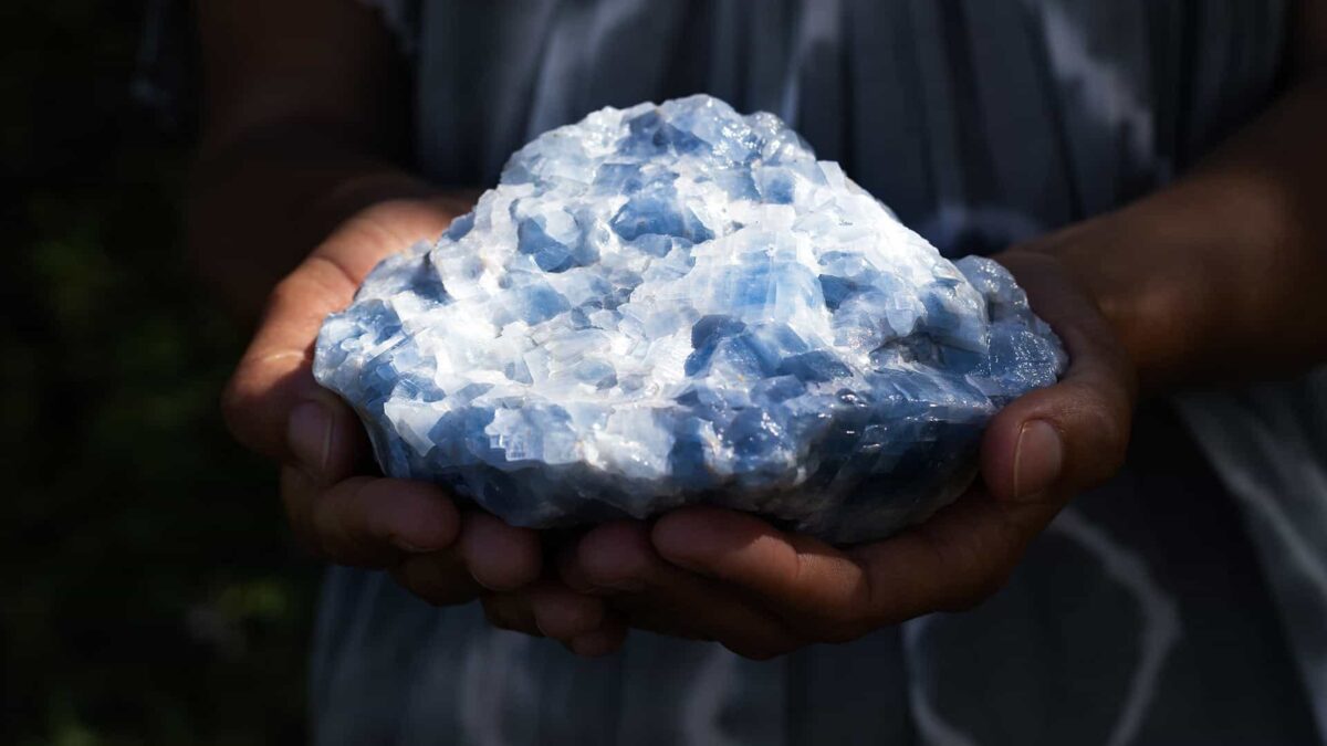 Bloc de calcite bleue brute tenu à deux mains