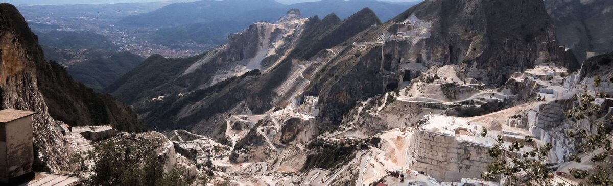 Carrière de marbre à flanc de montagne, gradins d'extraction et fronts de taille