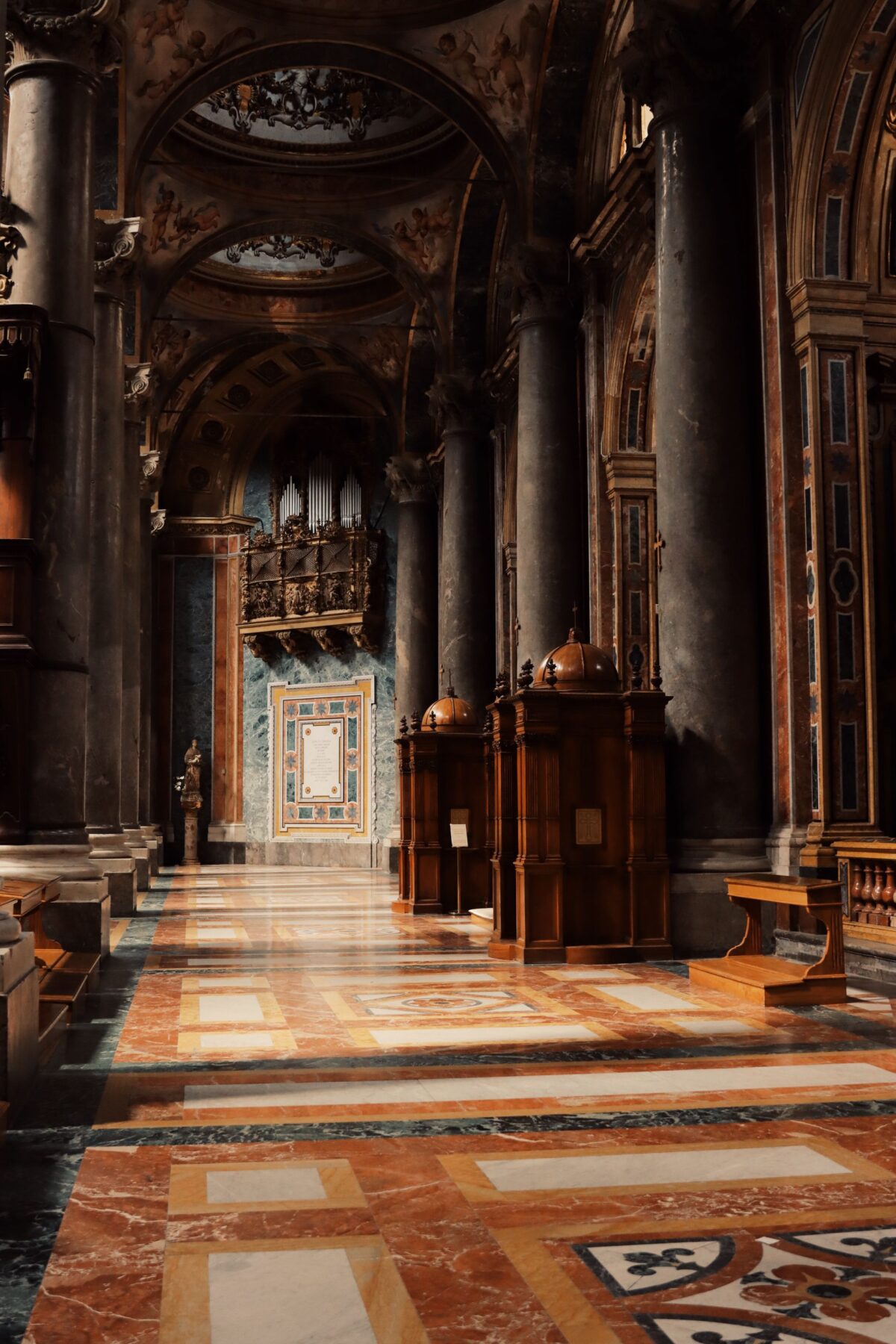 Nef d'une cathédrale de Palerme au sol en marqueterie de marbres de couleur