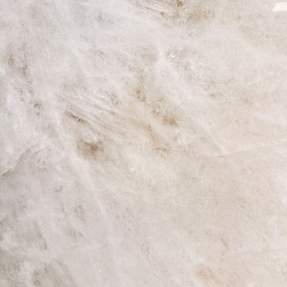 Tranche de cristal de roche Extra White, quartz blanc laiteux aux fines veines beiges