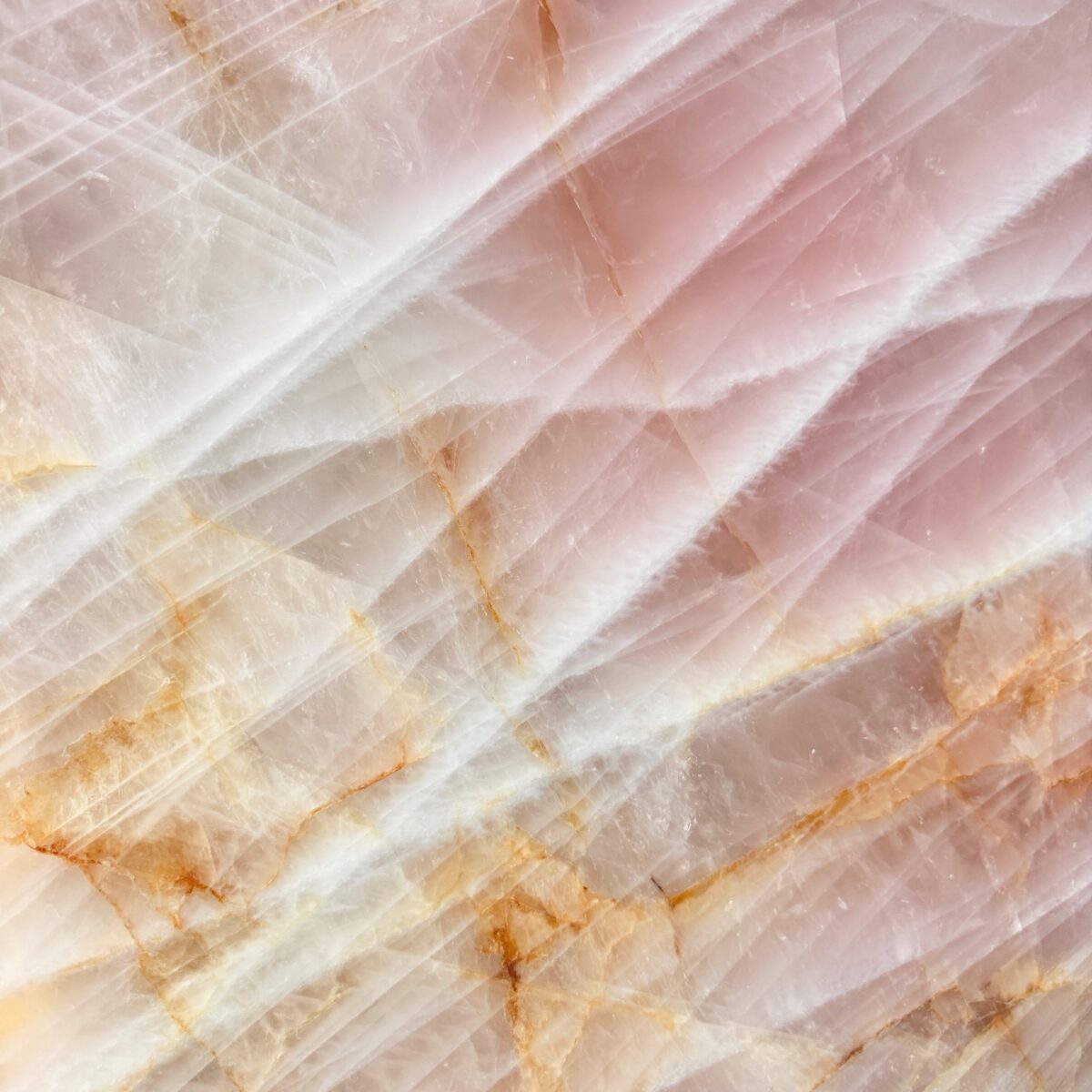 Tranche de cristal de roche rose, quartz rose pâle aux veines blanches et dorées