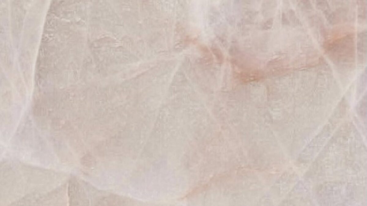 Surface polie de cristal rose translucide, quartz rose pâle finement veiné