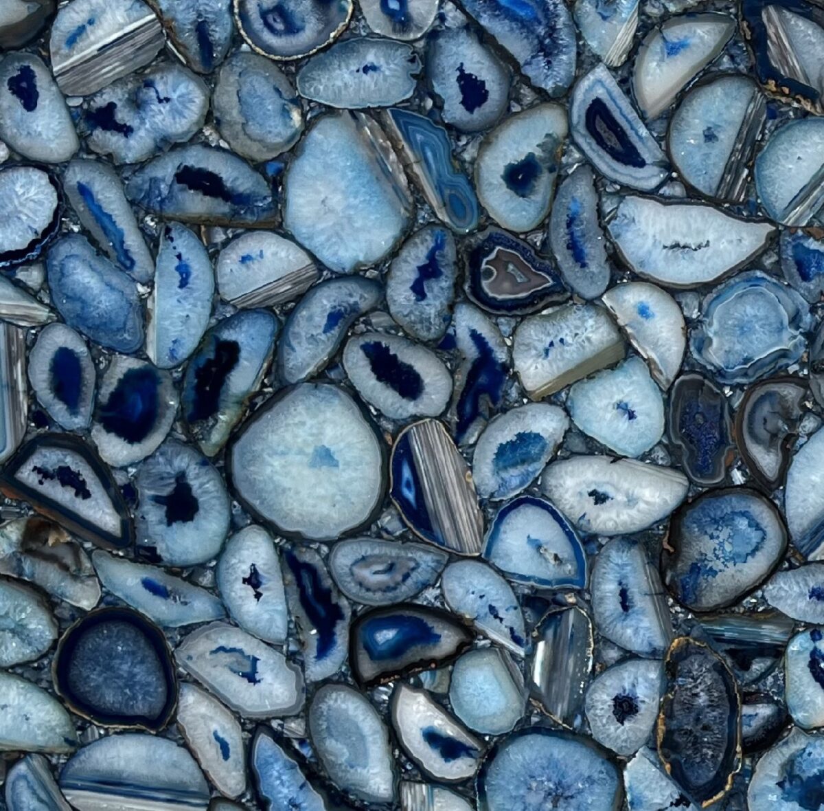 Dalle en agate bleue, sections d’agate serties côte à côte, du bleu nuit au blanc cristallin