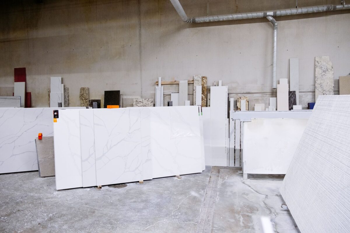 Dalles de granit et de marbre alignées dans un atelier de fabrication