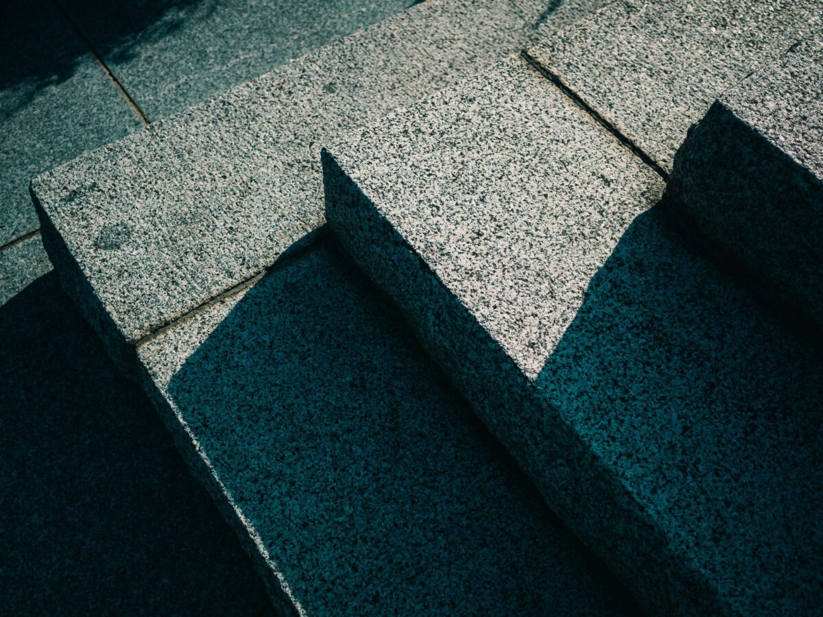 Marches en granit gris à l'ombre portée géométrique, escalier extérieur