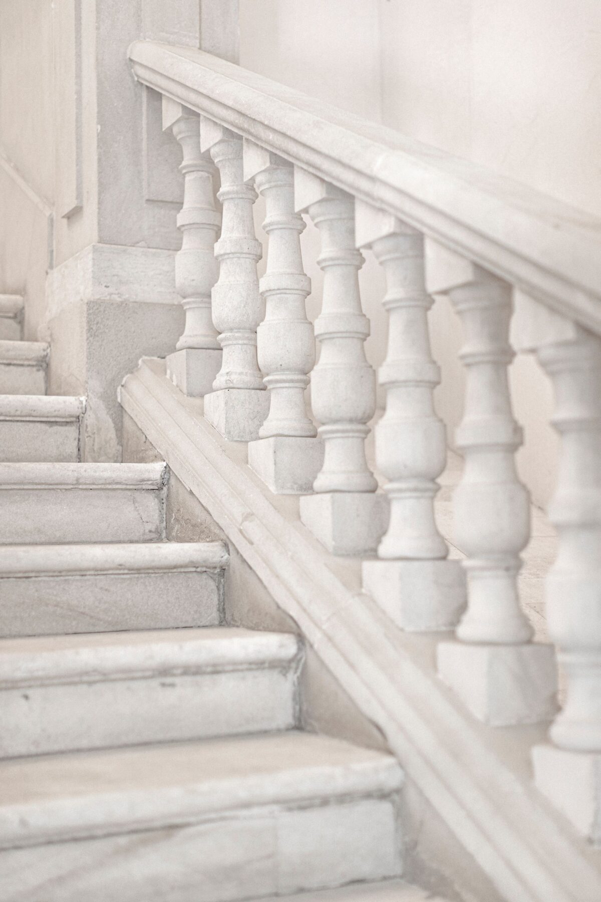Marches en marbre clair et balustrade sculptée d'un escalier classique