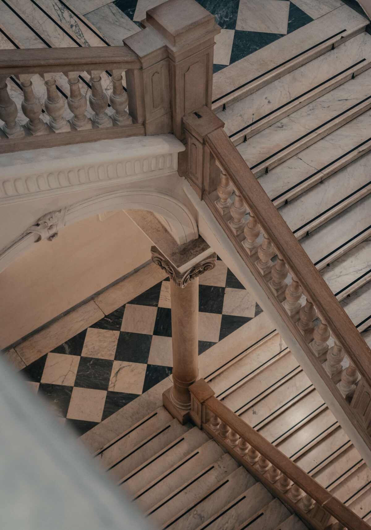 Escalier classique en marbre et sol à damier vus du dessus