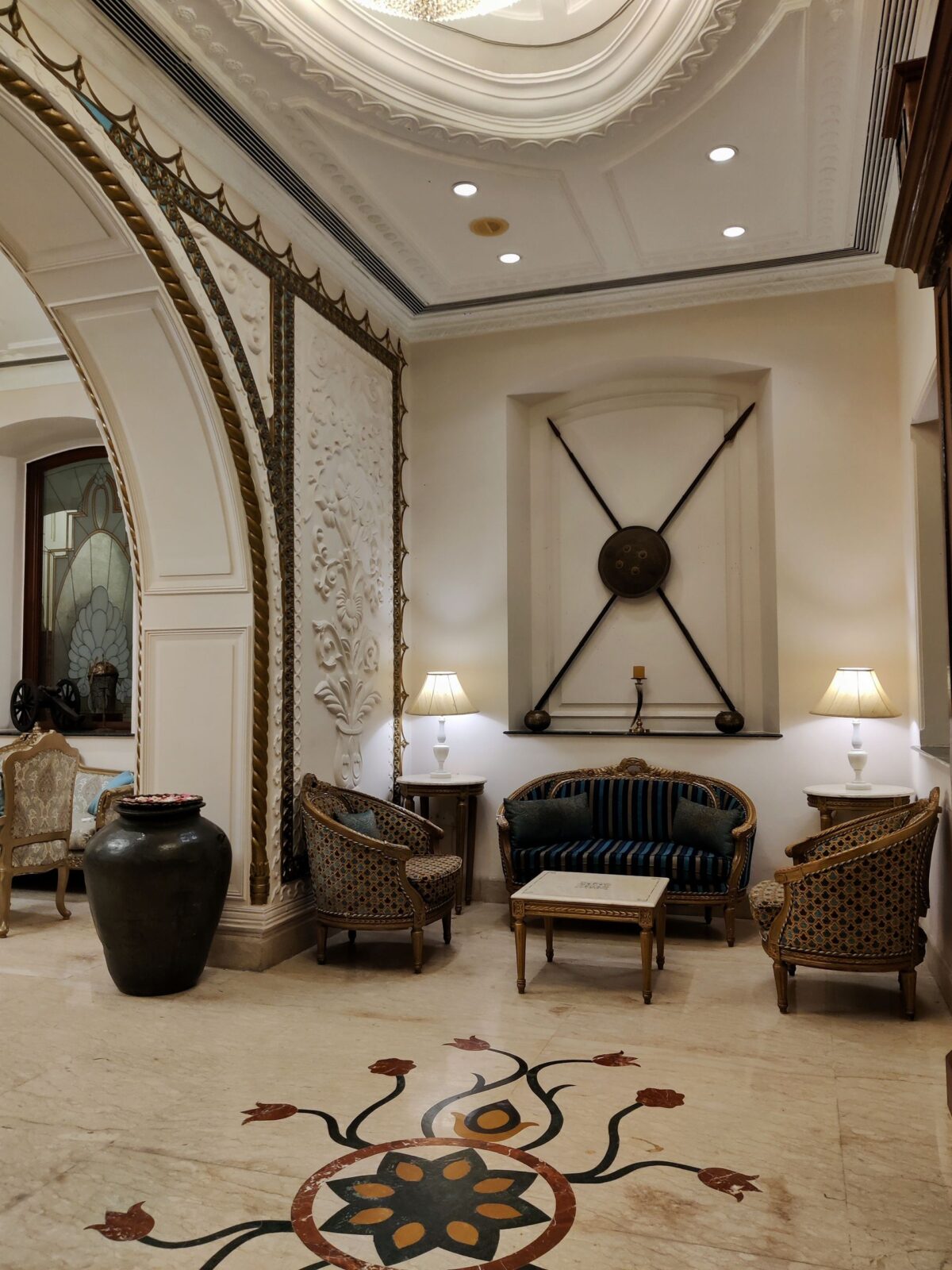 Hall d'hôtel avec rosace florale en marqueterie de marbre au sol