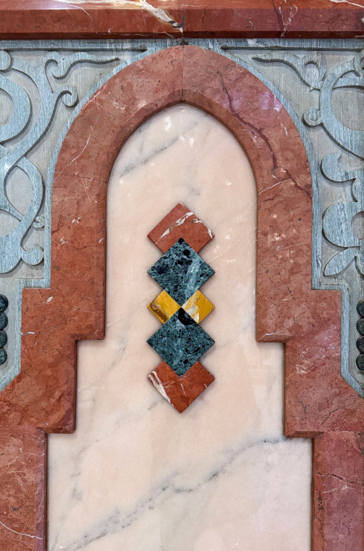 Motif d'incrustation de marbres de couleur en gros plan