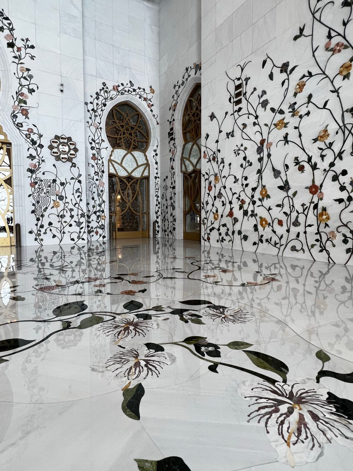 Intérieur en marbre blanc orné de marqueteries florales au sol et sur les murs