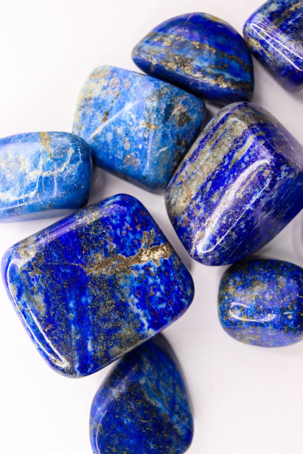Pierres de lapis-lazuli polies aux inclusions de pyrite dorée