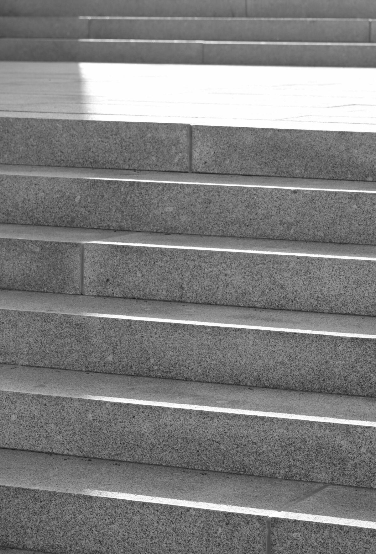 Volée de marches en granit en noir et blanc, texture flammée