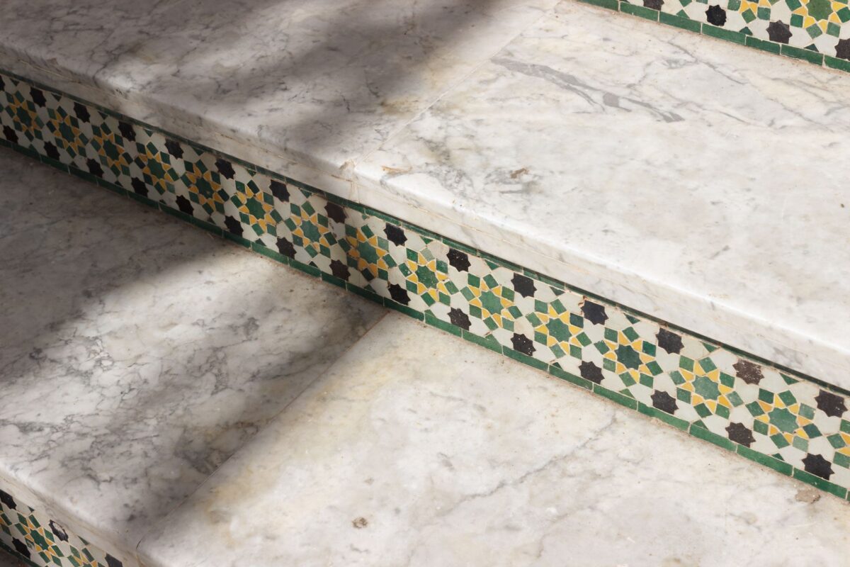 Marches en marbre blanc à contremarches en mosaïque de carreaux colorés