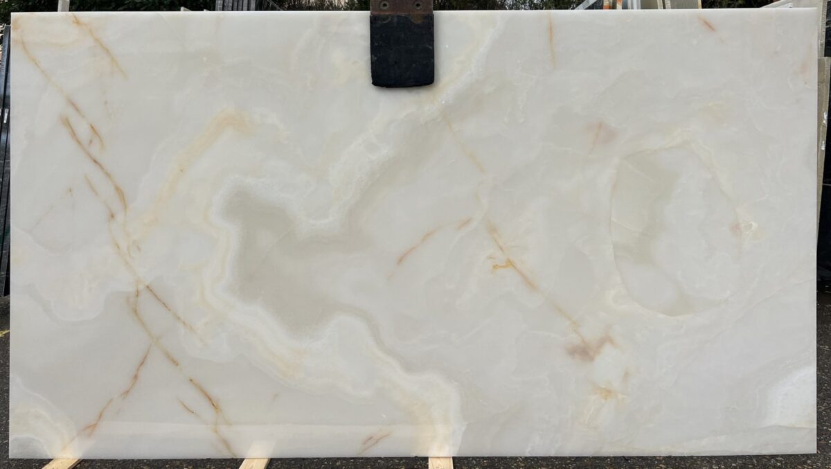 Tranche d'onyx blanc translucide aux veines dorées, épaisseur 18 mm
