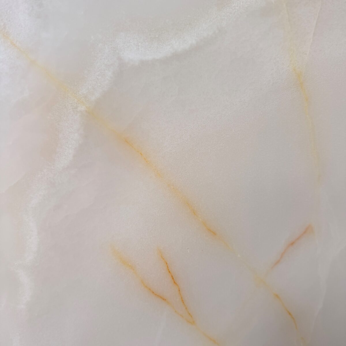 Tranche d’onyx blanc aux fines veines dorées