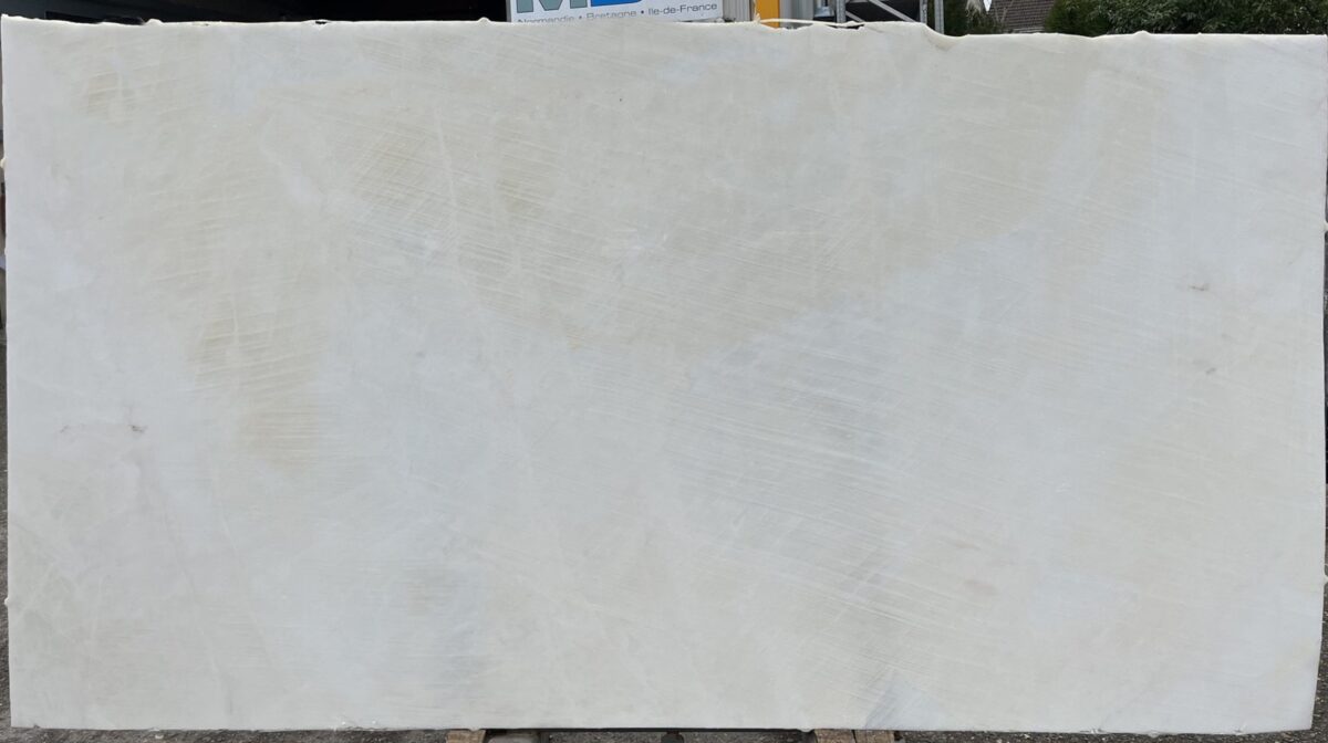 Tranche d'onyx Glacier blanc laiteux aux nuances beiges, épaisseur 18 mm