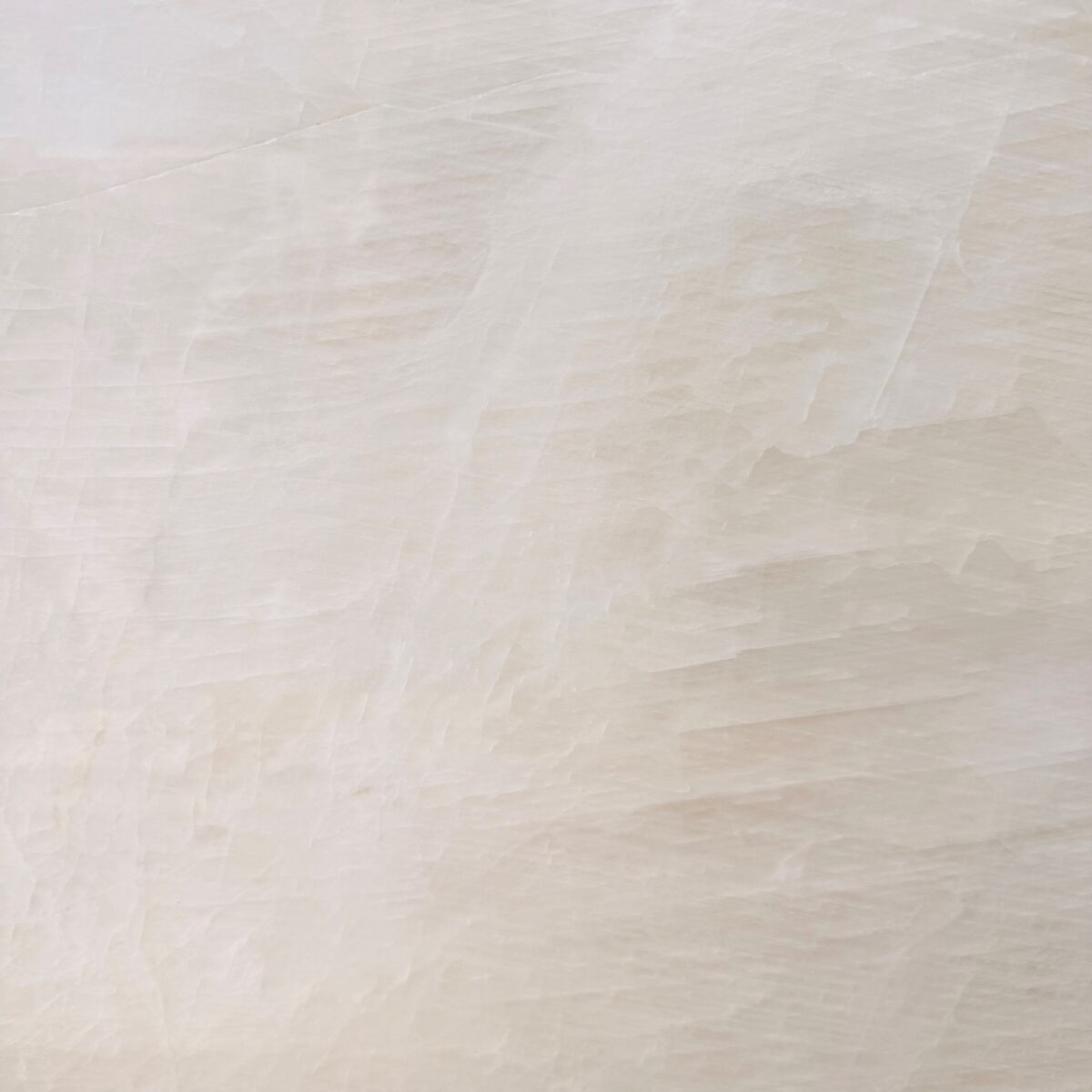 Tranche d’onyx Ice, onyx blanc ivoire aux voiles nuageux translucides