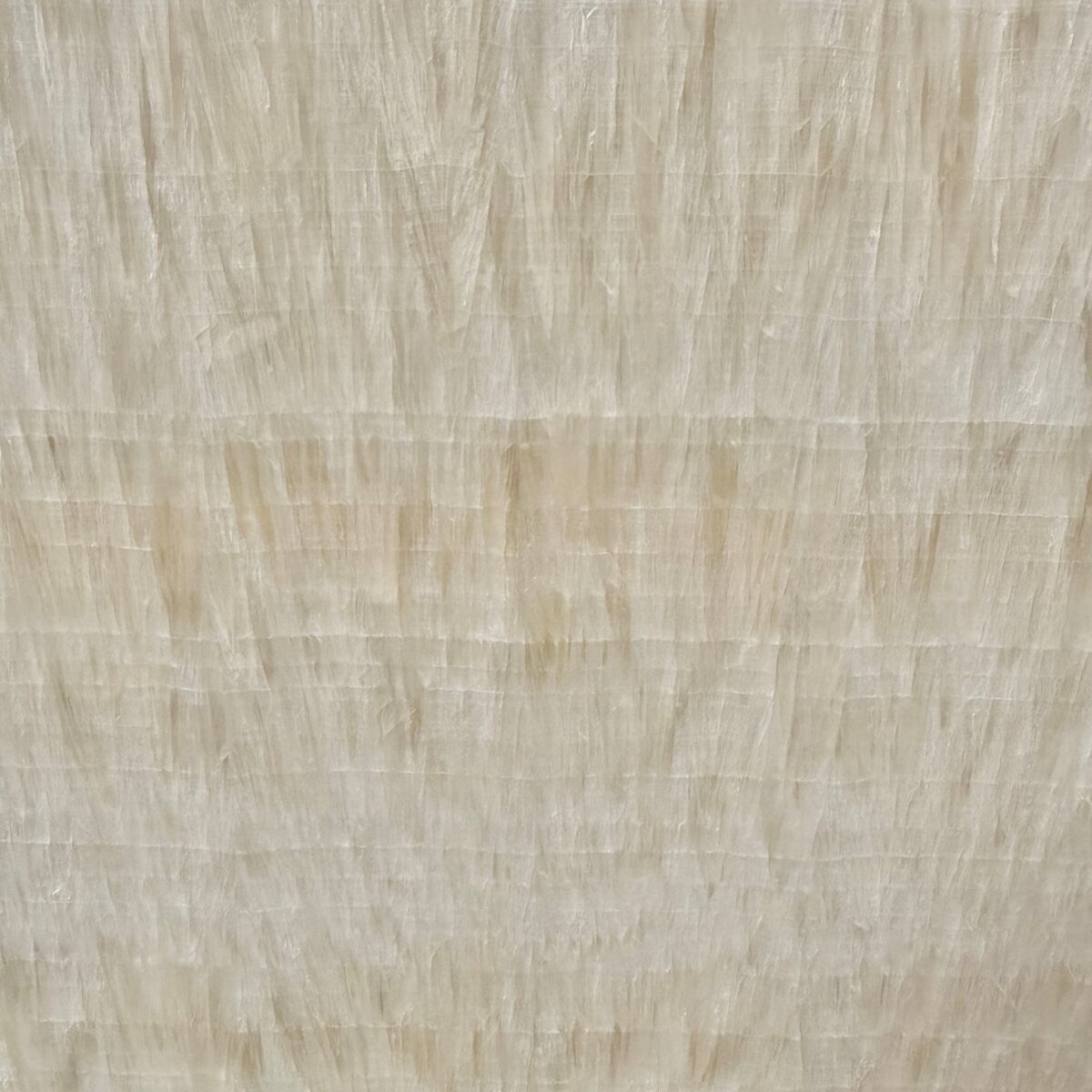 Tranche d’onyx Ivory, onyx beige au grain vertical strié, proche d’un bois clair