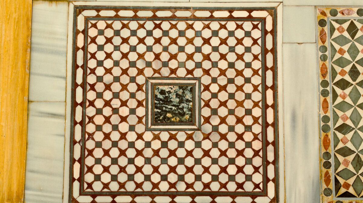 Panneau géométrique en marqueterie de marbres ocre, vert et blanc