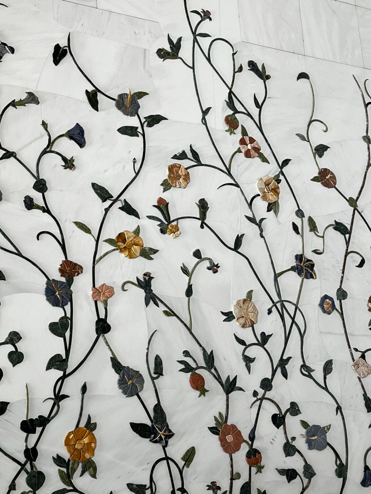 Marqueterie florale en pierres dures sur marbre blanc, style pietra dura