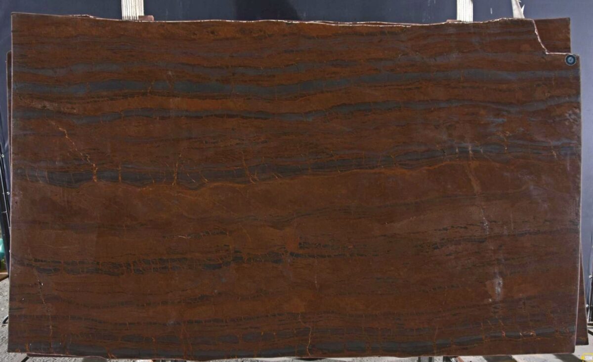 Tranche de quartzite Bronzita en finition cuir, bandes brunes et cuivrées