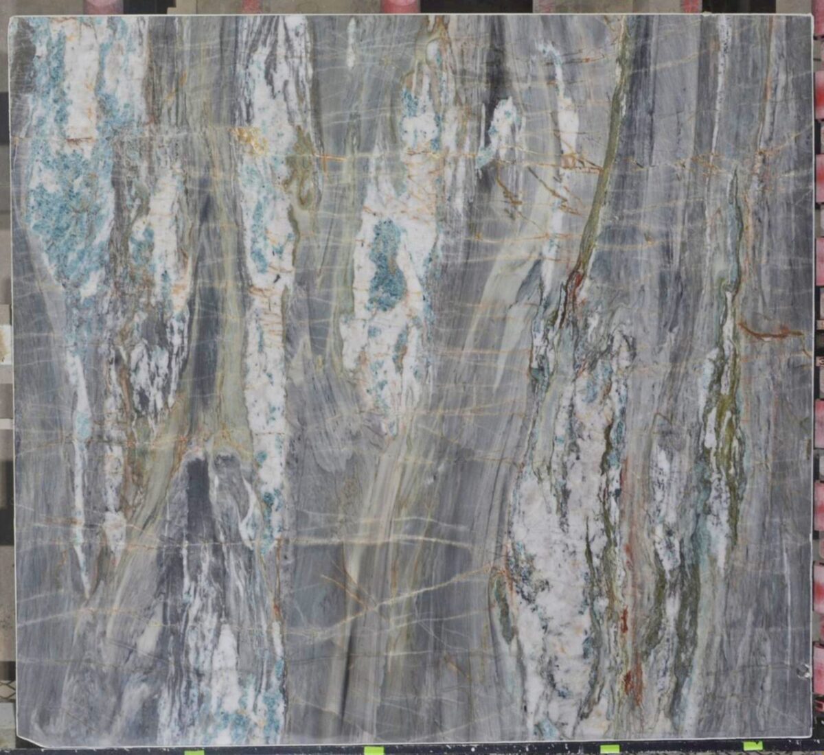 Tranche de quartzite Torrento, veines grises et dorées sur fond bleuté