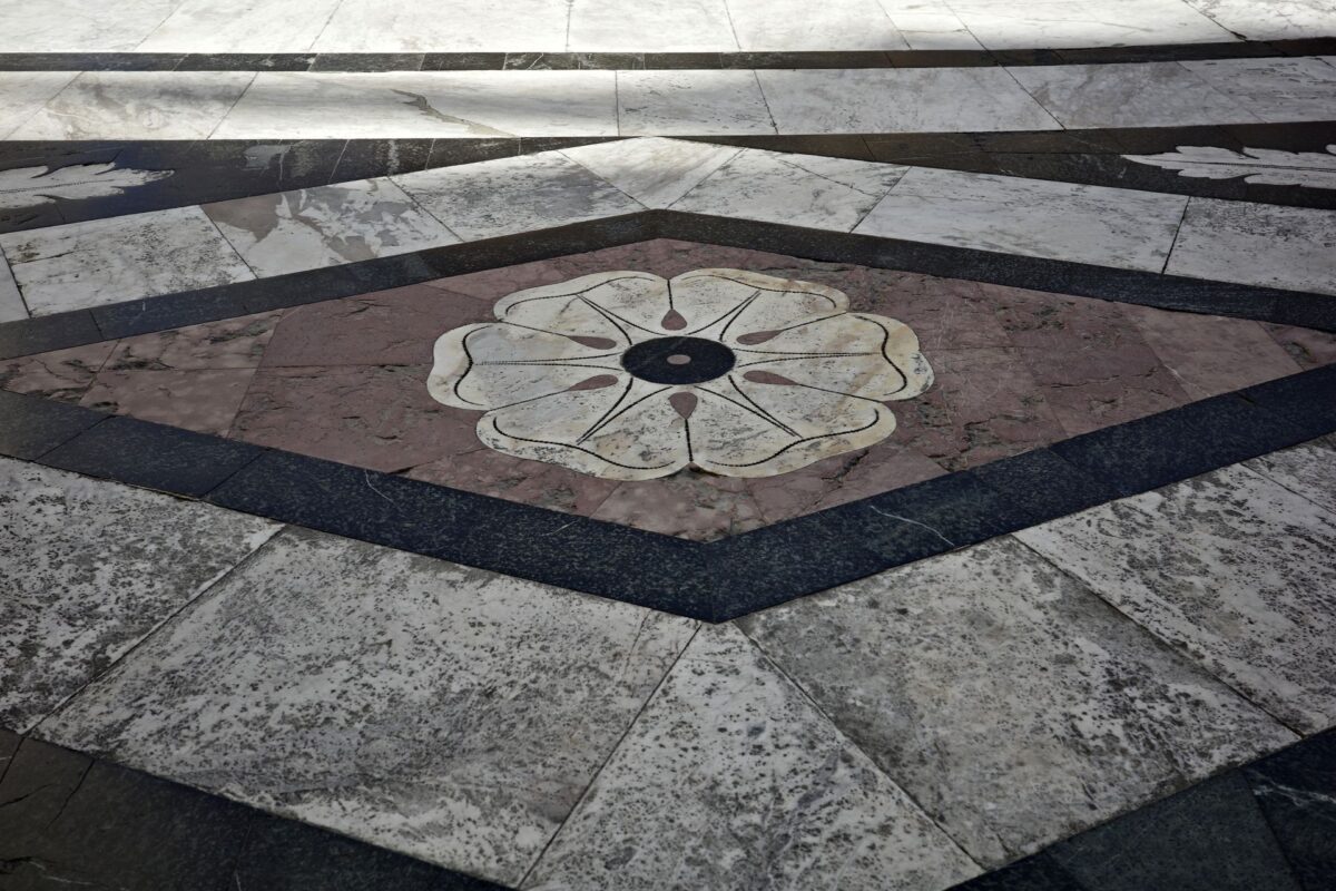 Rosace en marqueterie de marbre au sol de la cathédrale de Sienne