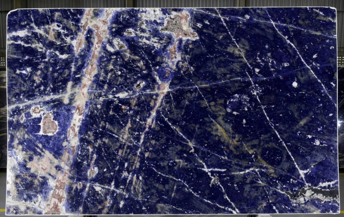 Tranche de sodalite bleu nuit traversée de veines blanches