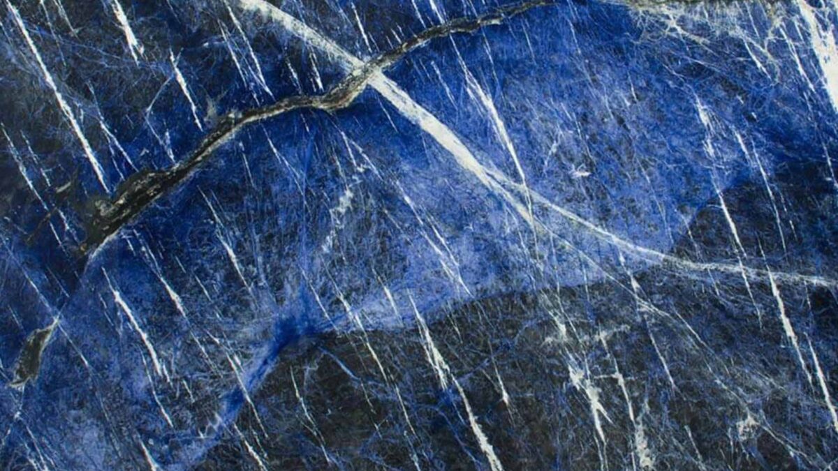 Surface polie de sodalite bleu profond veinée de blanc