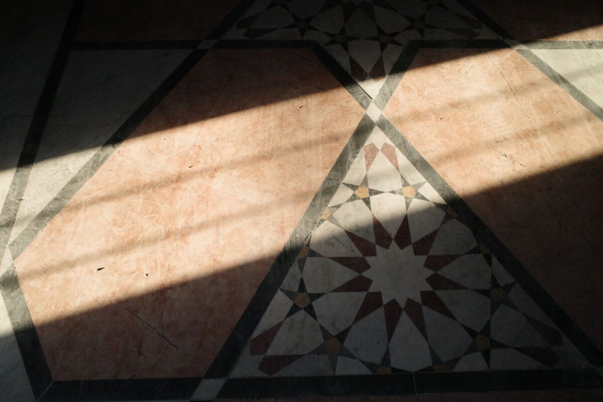 Sol en marbres de couleur à motif d'étoile géométrique sous la lumière du soleil