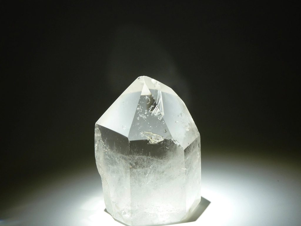 Cristal de quartz sur fond noir