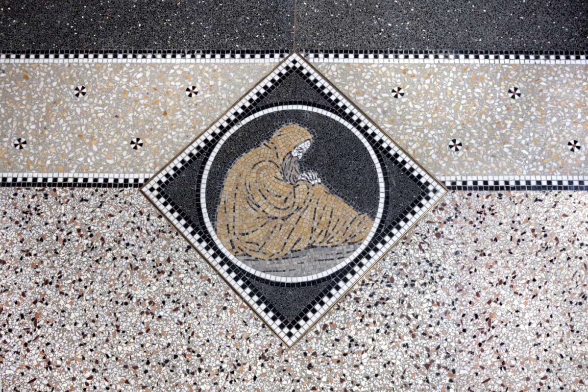 Sol en terrazzo avec un médaillon en mosaïque