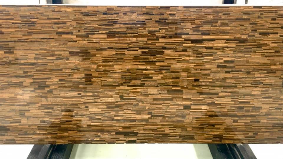 Tranche d'œil de tigre de 240 x 120 cm composée de baguettes assemblées, posée sur chevalet